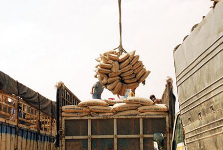 Tăng tiêu thụ xi măng nhưng thép giảm sút