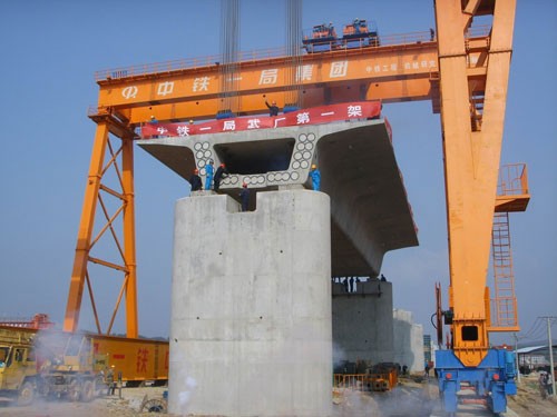 cổng trục chạy ray cầu đường 100 tấn